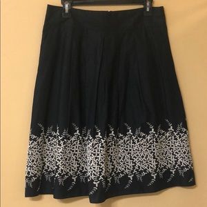 Banana Republic Black and Cream skirt with pockets